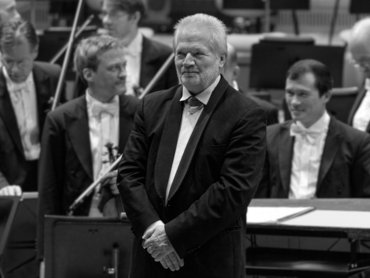 Peter Eötvös in front of the orchestra, black and white photo