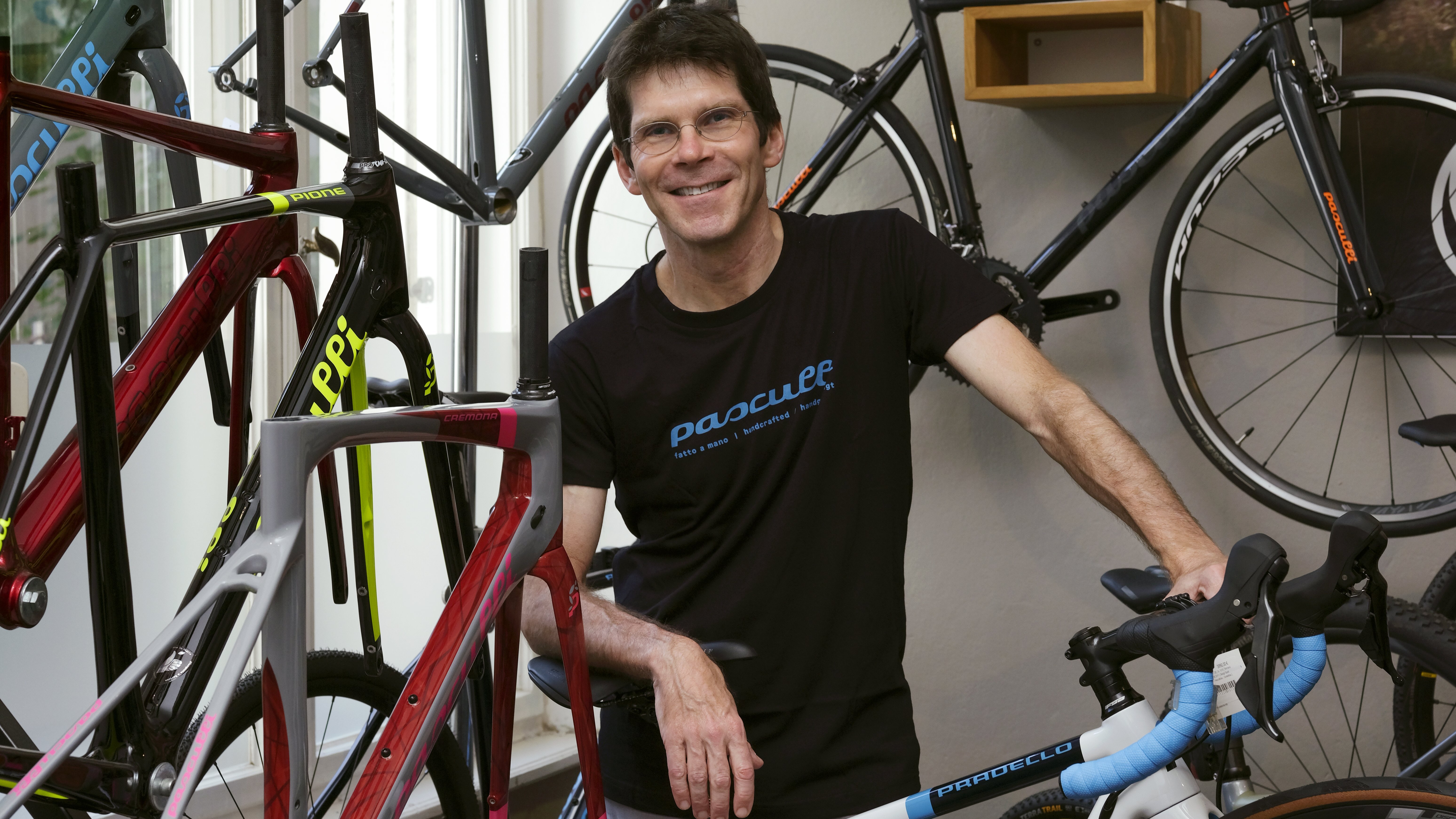 Christoph Hartmann vor seinen Fahrrädern