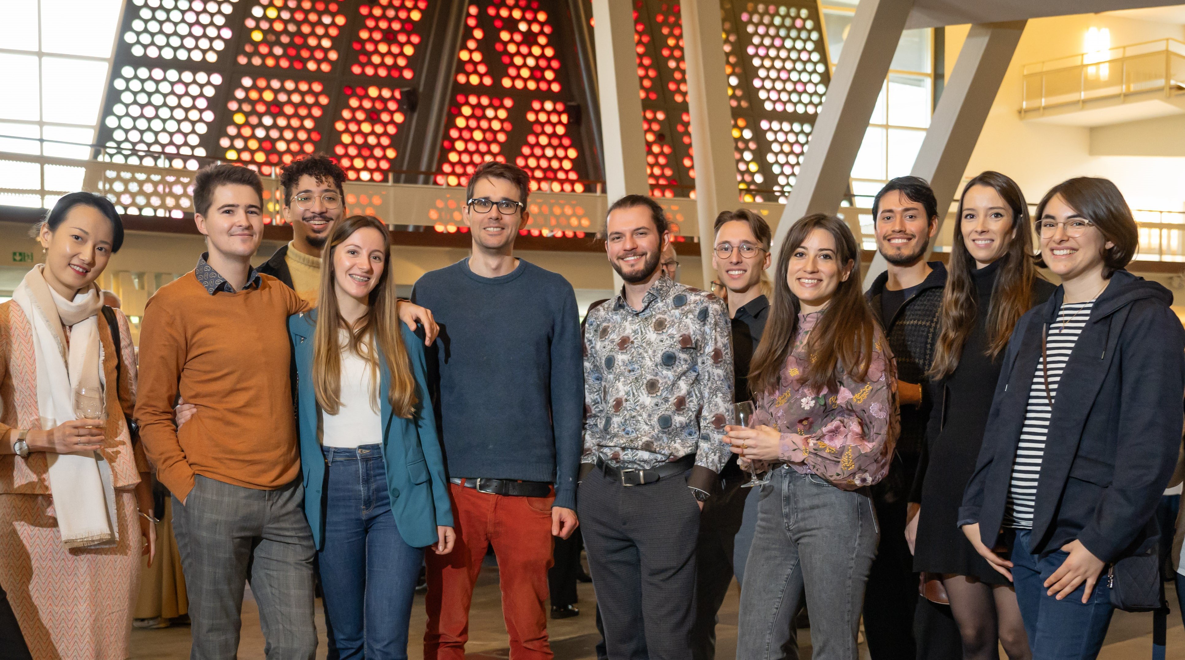 Gruppe junger Menschen in der Philharmonie Berlin