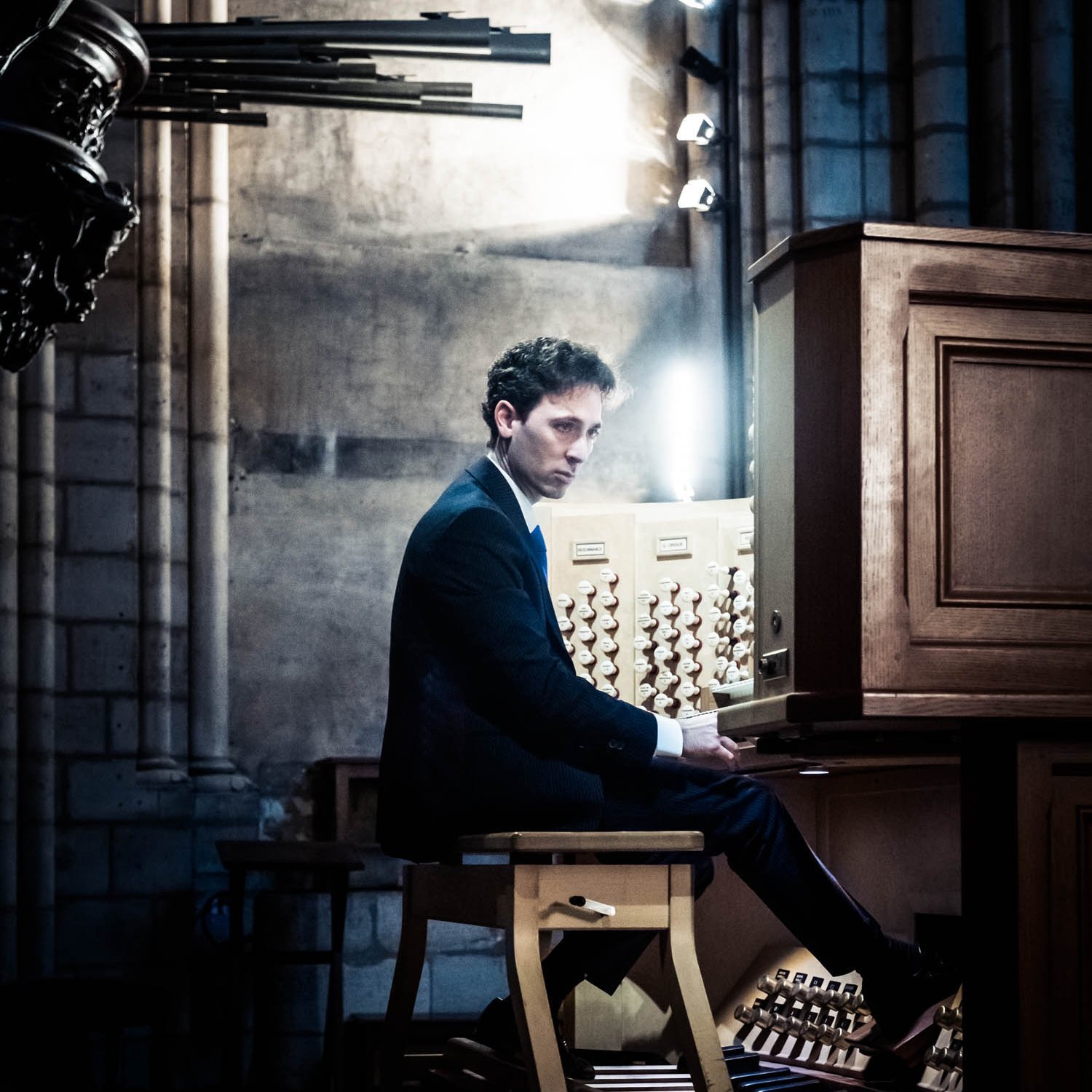 Vincent Dubois sitzt an einer Orgel