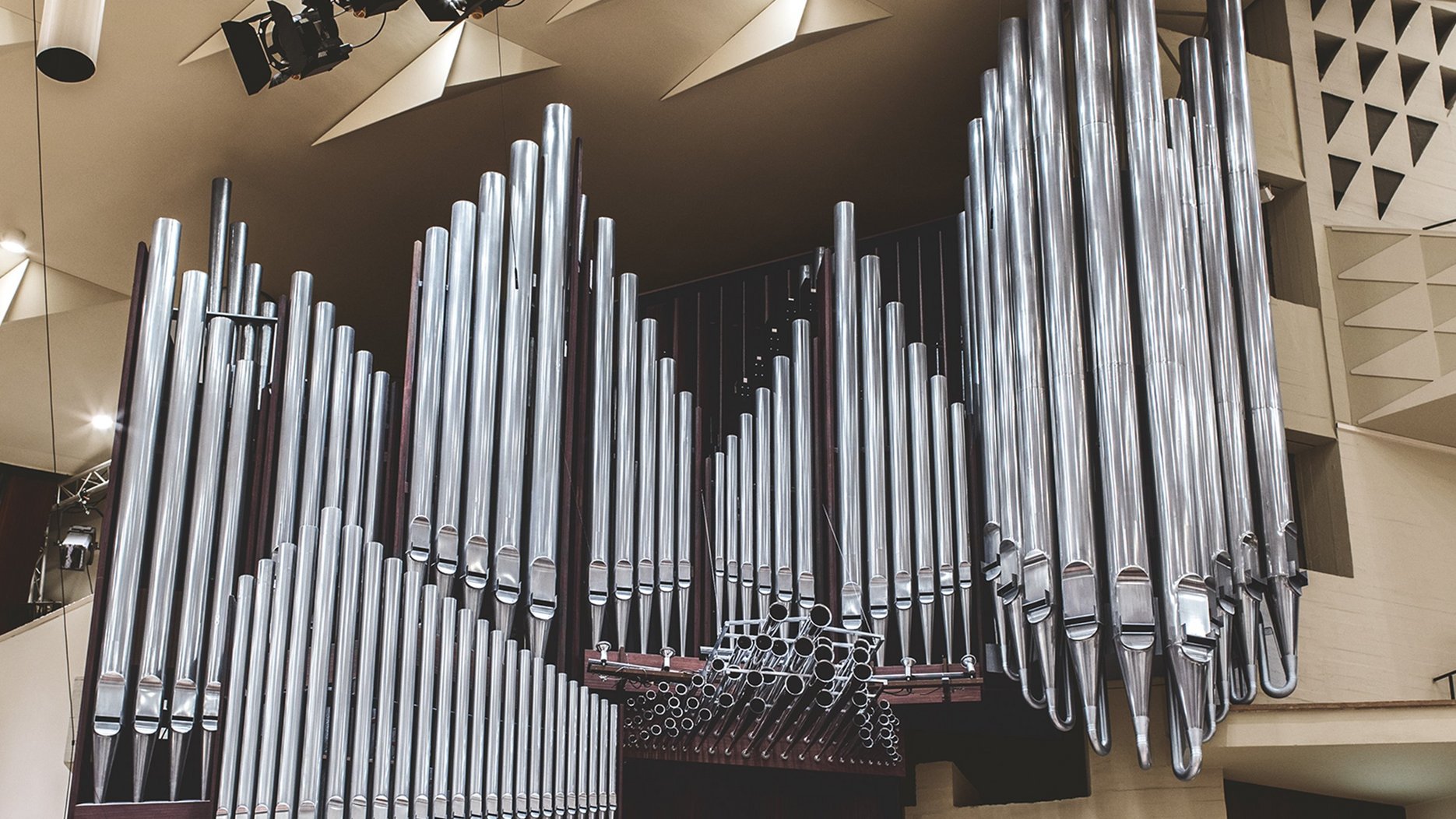 Tuning_of_the_organ_of_the_Philharmonie_Berlin.youtube