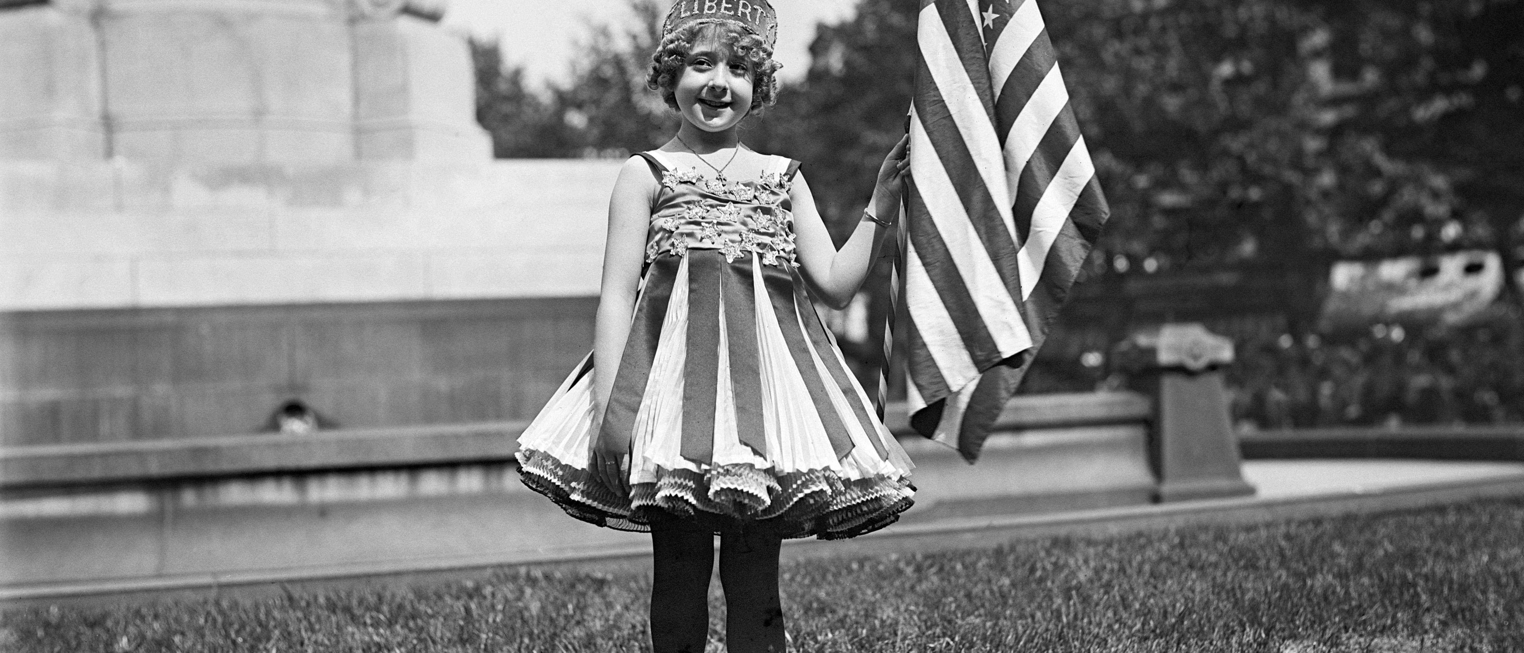 Kostümiertes Mädchen mit US-Flagge	