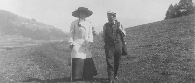 Mann und Frau spazieren über Hügel