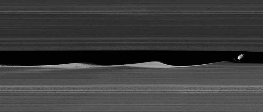 Aufnahme aus dem Weltraum mit Saturn-Ringen und Saturn-Mond	
