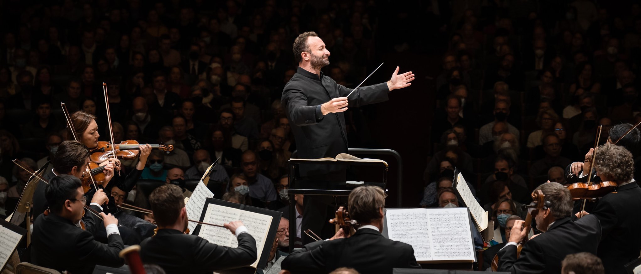 Kirill Petrenko steht am Dirigentenpult und dirigiert die Berliner Philharmoniker