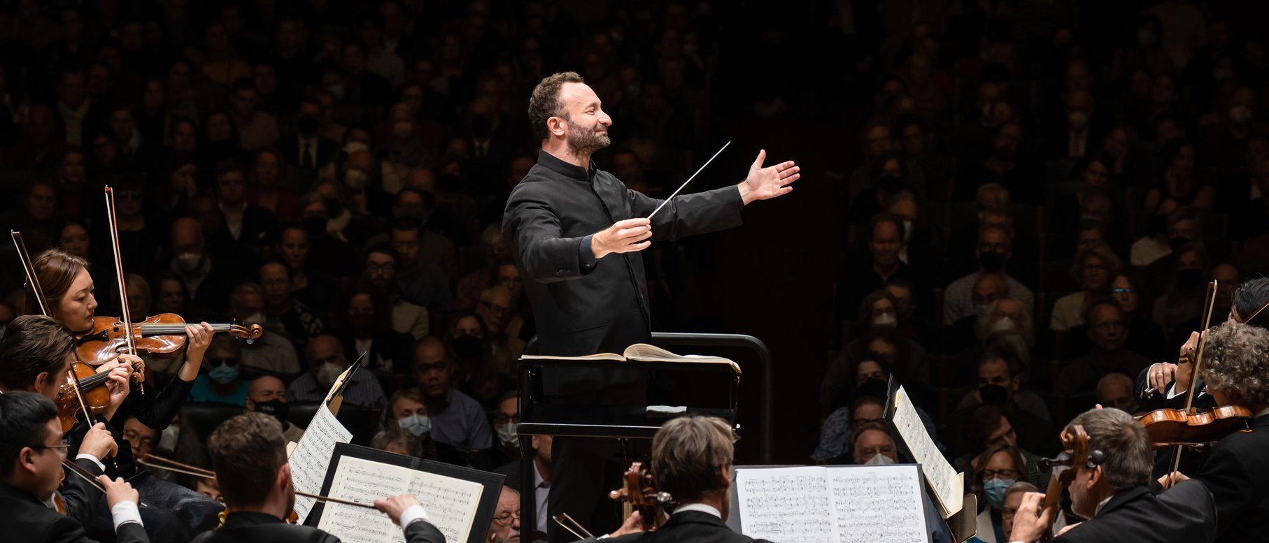 Kirill Petrenko steht am Dirigentenpult und dirigiert die Berliner Philharmoniker