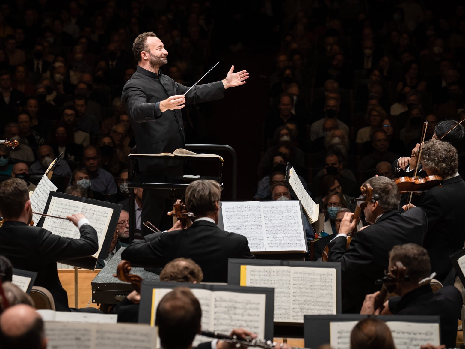 Kirill Petrenko steht am Dirigentenpult und dirigiert die Berliner Philharmoniker