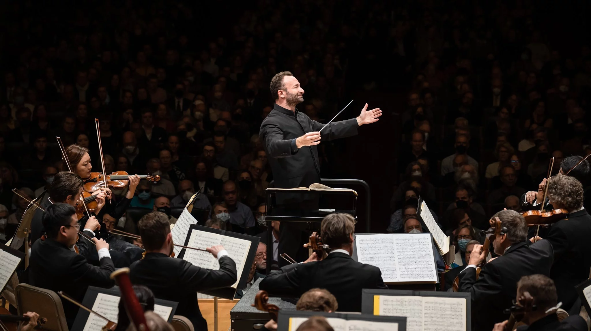 Kirill Petrenko stands at the conductor’s desk and conducts the Berliner Philharmoniker