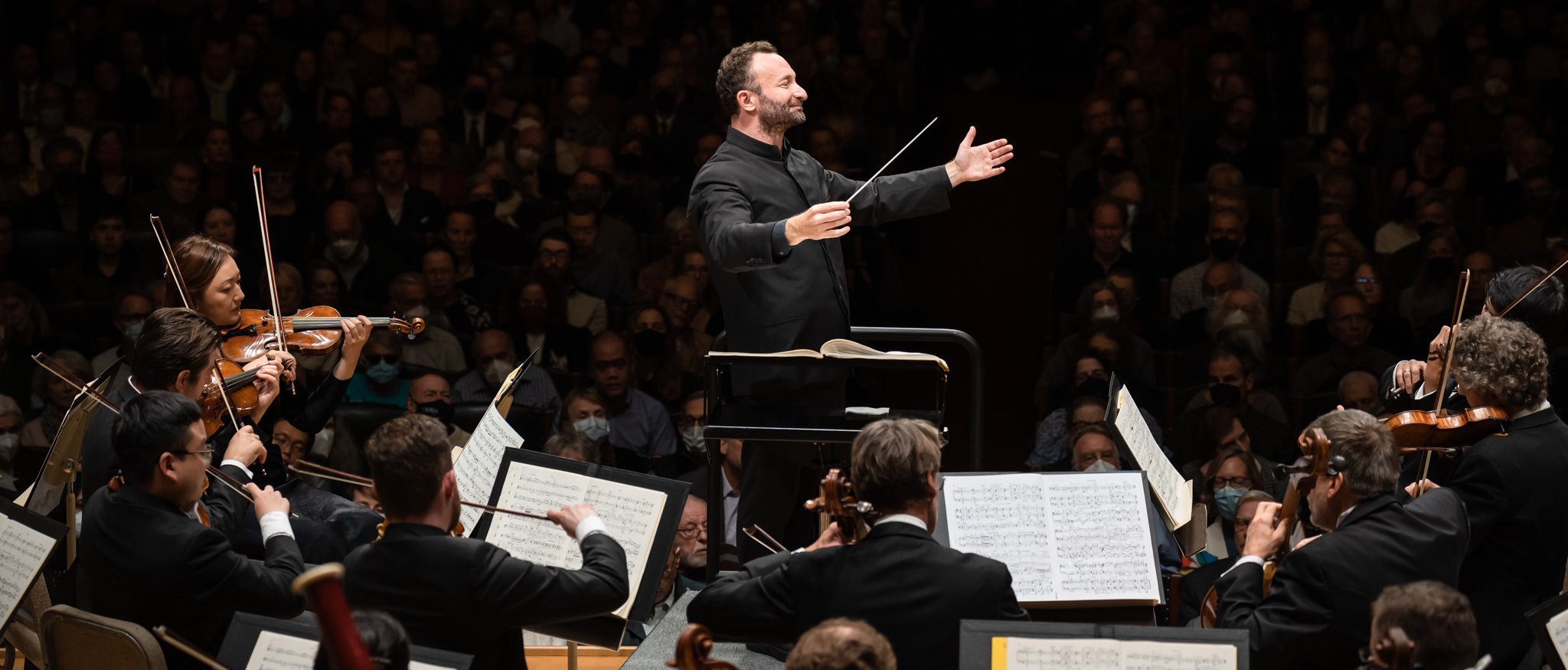 Kirill Petrenko stands at the conductor’s desk and conducts the Berliner Philharmoniker