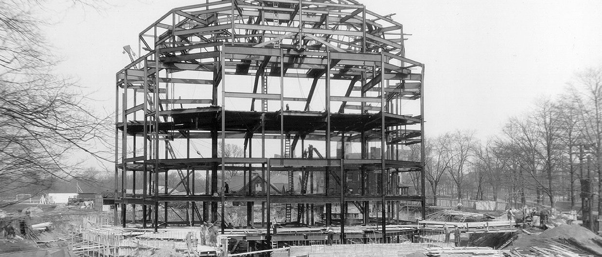 Schwarz-weiß Foto der Baustelle der Severance Hall
