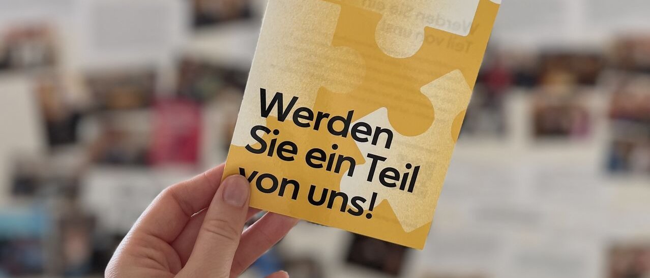 Ein Fyler der Freunde der Berliner Philharmonker wird vor die Kamera gehalten. Darauf steht: Werden Sie ein Teil von uns.