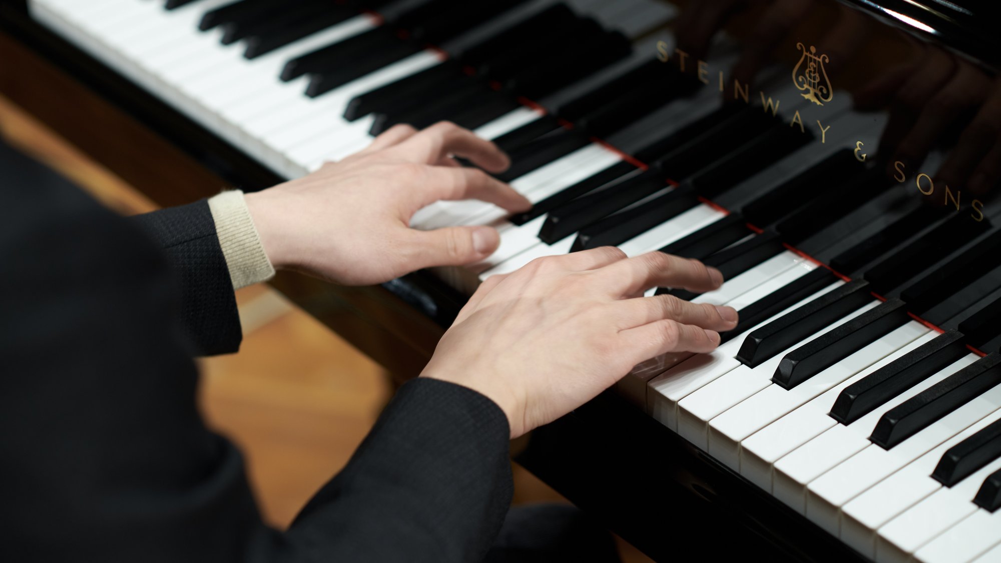 Zwei klavierspielende Hände