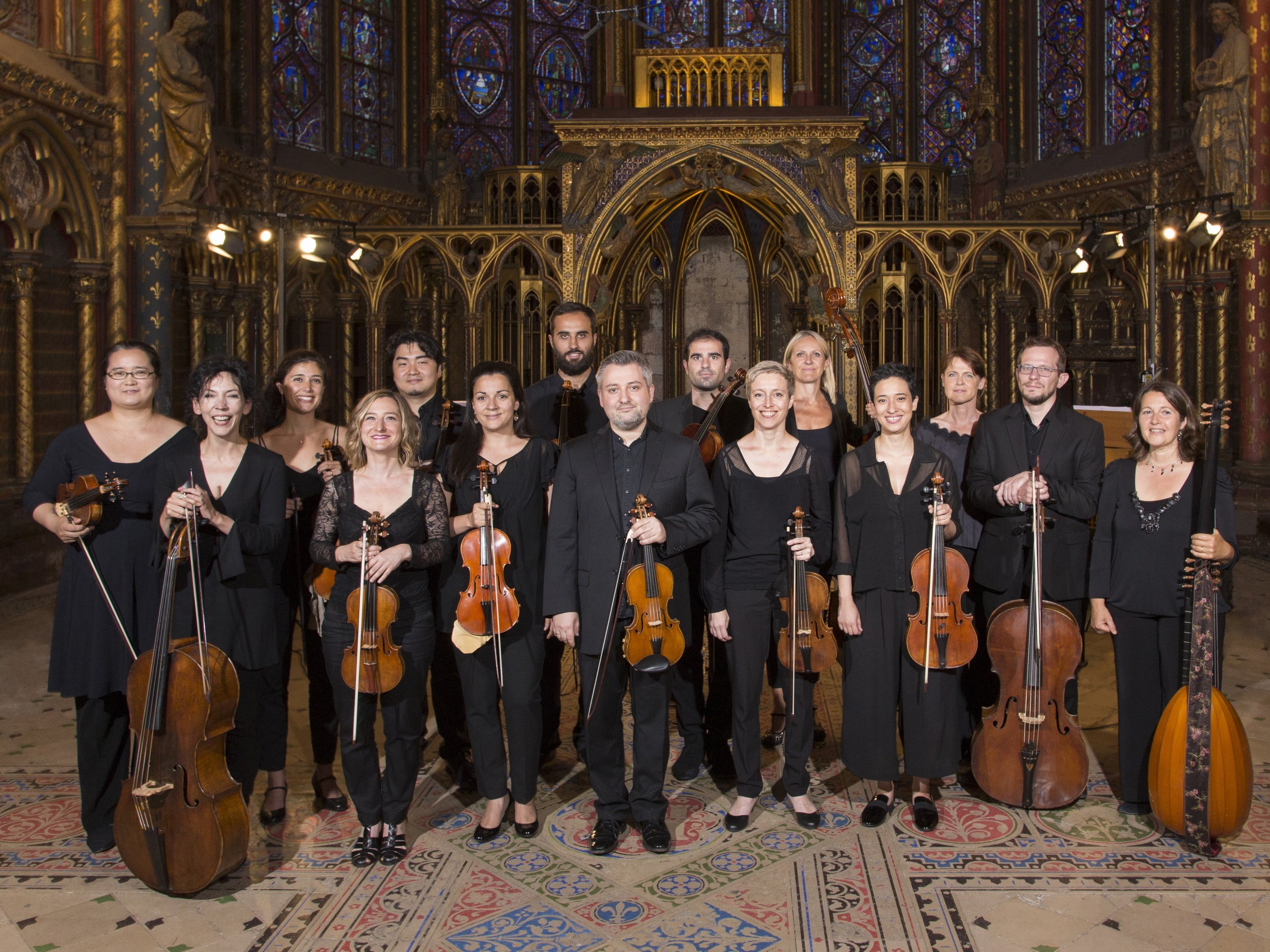 Gruppenbild der Musiker*innen in einer alten Kirche