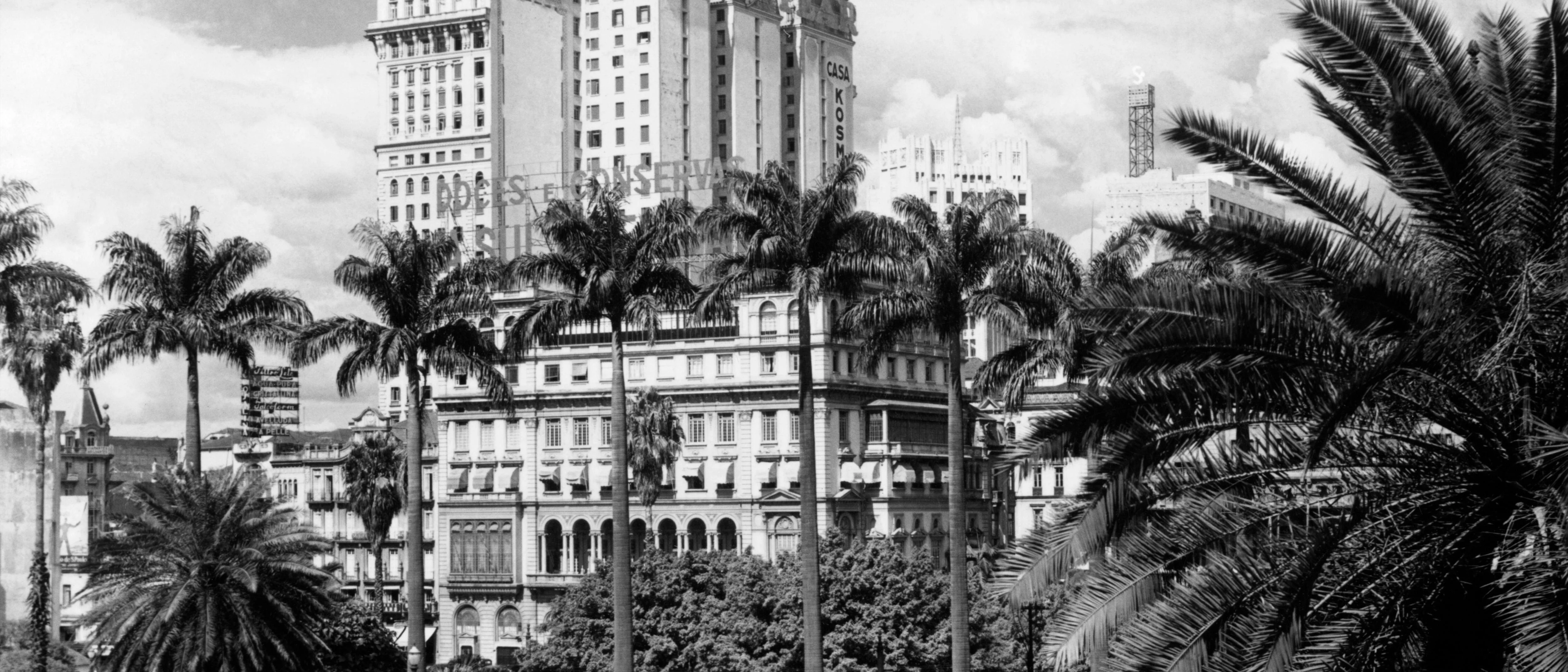 View of São Paulo with the Martinelli Building in black and white