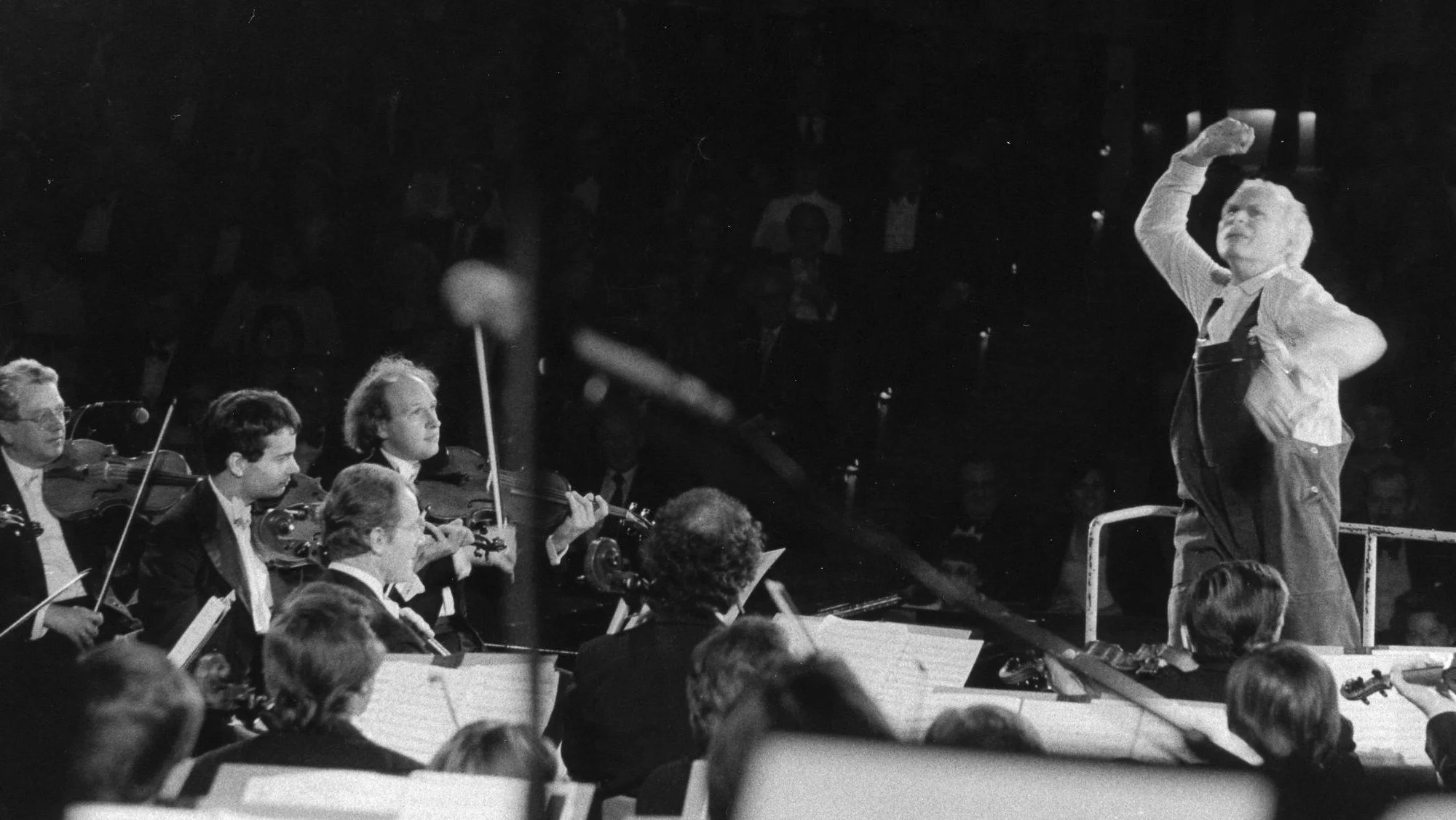 Loriot auf dem Dirigentenpult vor den Berliner Philharmoniker mit erhobener Hand