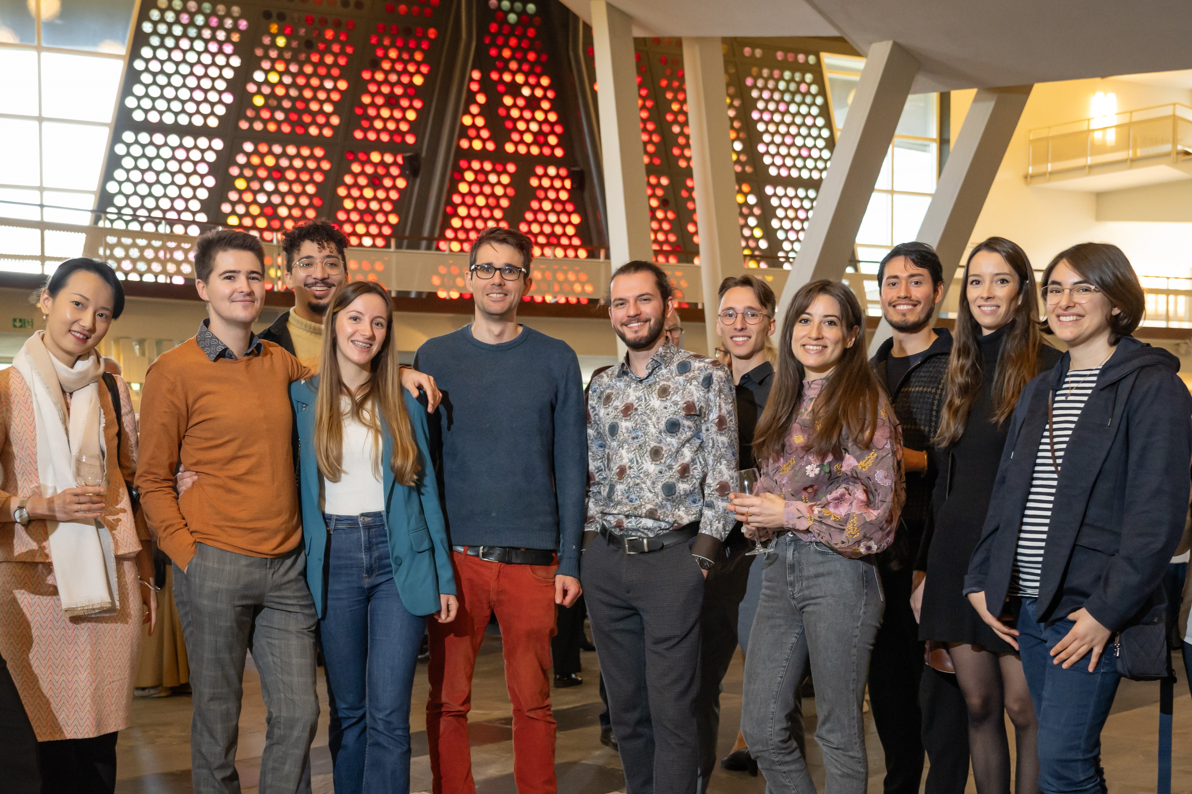 Gruppe junger Menschen in der Philharmonie Berlin